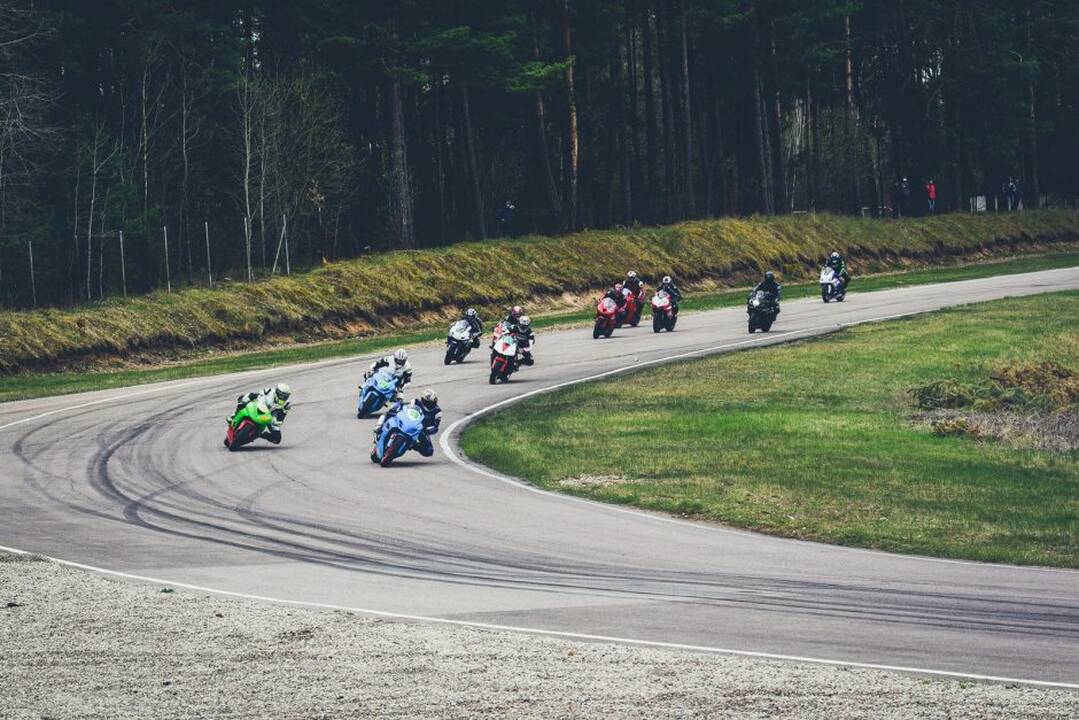 „NAVAS Racing Club“ organizuojamų varžybų ir mokymų momentai.