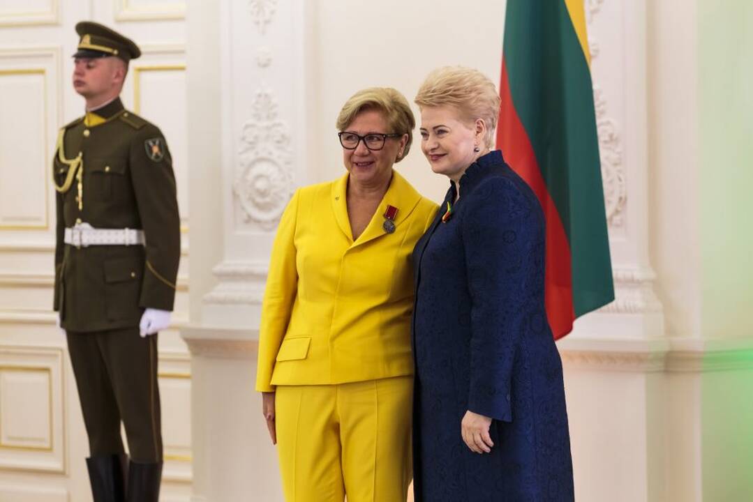Prezidentė įteikė valstybės apdovanojimus