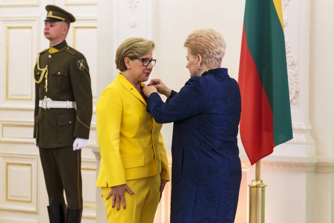 Prezidentė įteikė valstybės apdovanojimus