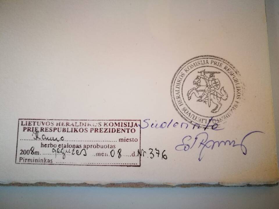 Miesto ceremonmeisteris K.Ignatavičius demonstruoja Kauno miesto vėliavos reversinę pusę. 2018 m.
