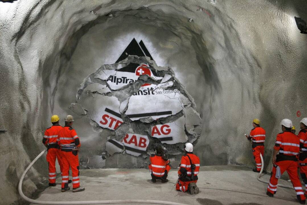 Ilgiausias pasaulyje geležinkelio tunelis