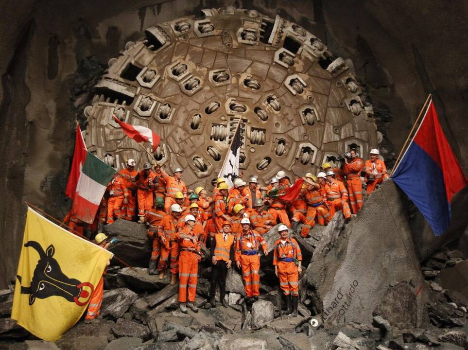 Ilgiausias pasaulyje geležinkelio tunelis