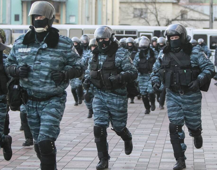Ukrainoje prie Rados susirinko tūkstančiai protestuotojų