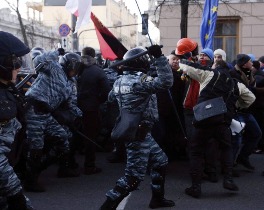 Ukrainoje prie Rados susirinko tūkstančiai protestuotojų