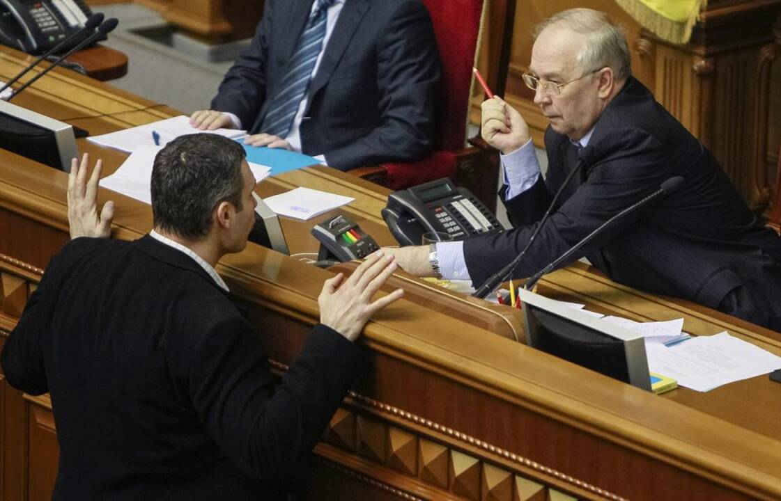 Ukrainoje prie Rados susirinko tūkstančiai protestuotojų