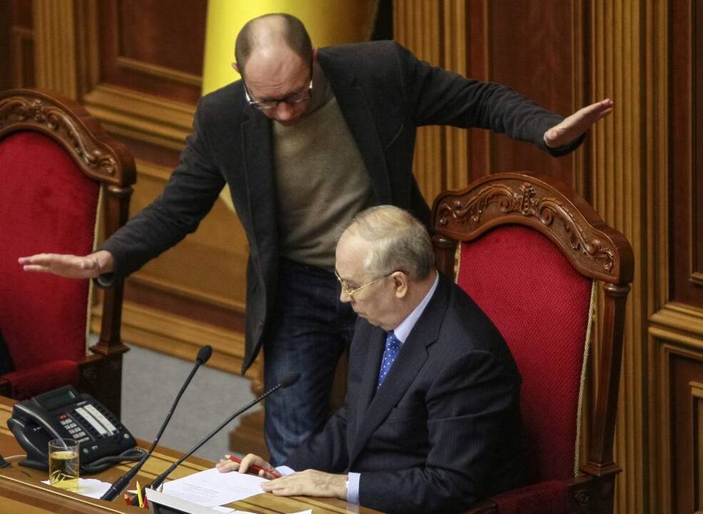 Ukrainoje prie Rados susirinko tūkstančiai protestuotojų