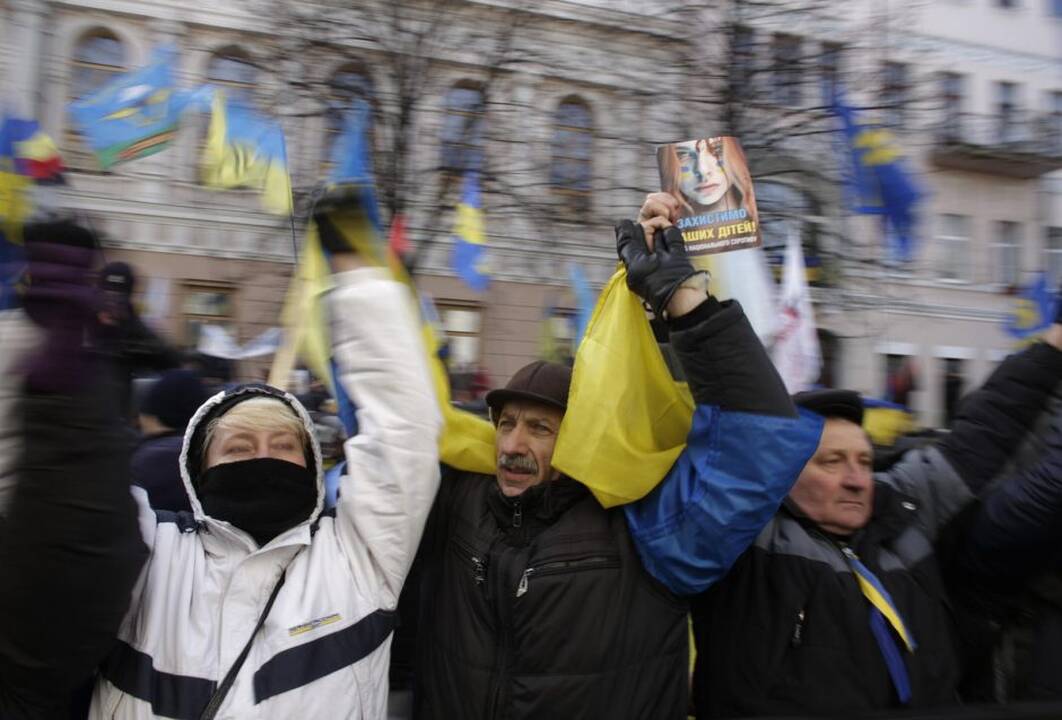 Ukrainoje prie Rados susirinko tūkstančiai protestuotojų