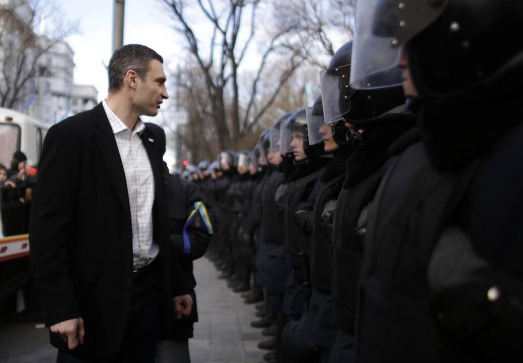 Ukrainoje prie Rados susirinko tūkstančiai protestuotojų