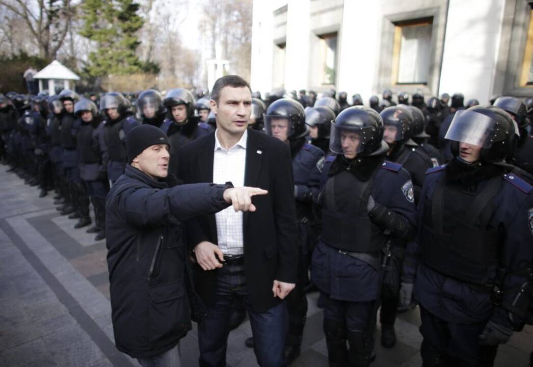 Ukrainoje prie Rados susirinko tūkstančiai protestuotojų