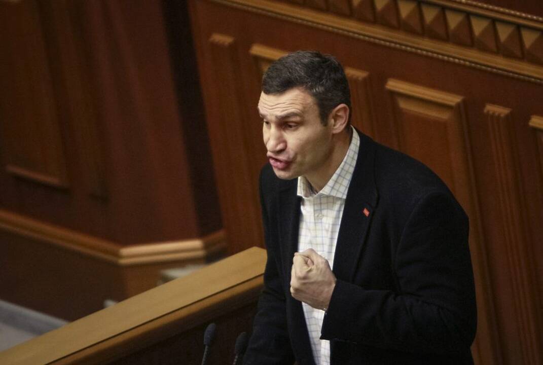 Ukrainoje prie Rados susirinko tūkstančiai protestuotojų