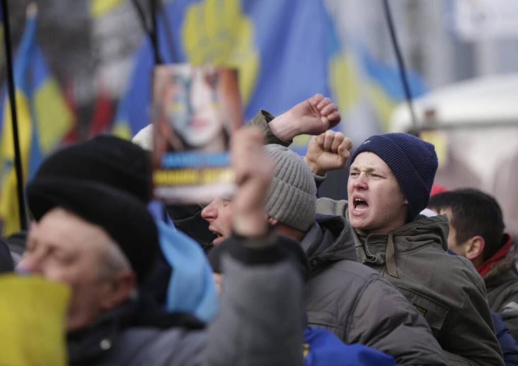 Ukrainoje prie Rados susirinko tūkstančiai protestuotojų