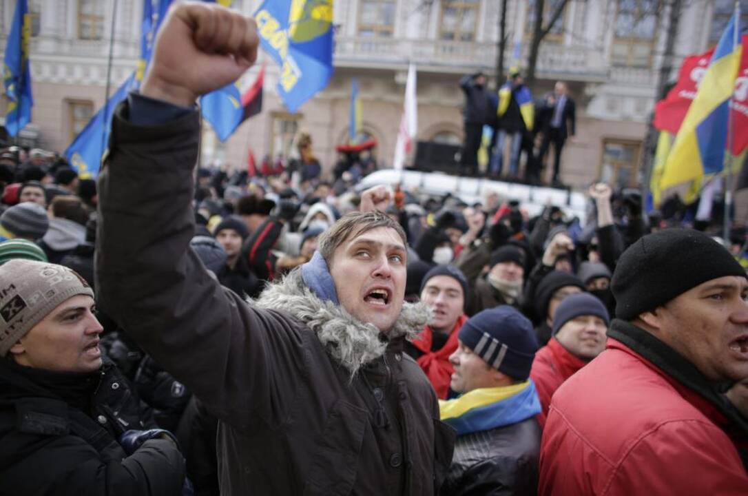 Ukrainoje prie Rados susirinko tūkstančiai protestuotojų