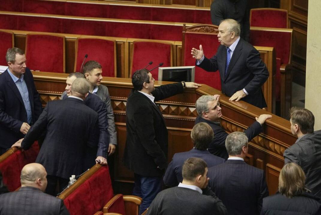 Ukrainoje prie Rados susirinko tūkstančiai protestuotojų