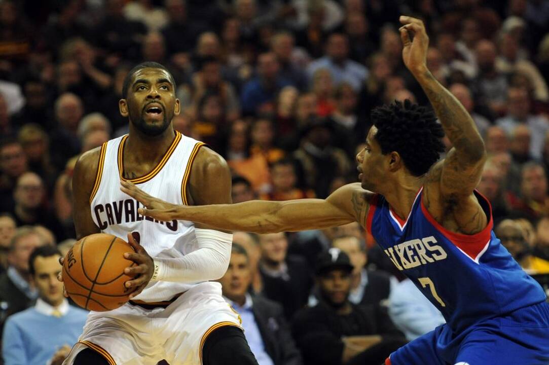 Larry Drew (mėlyni marškinėliai).