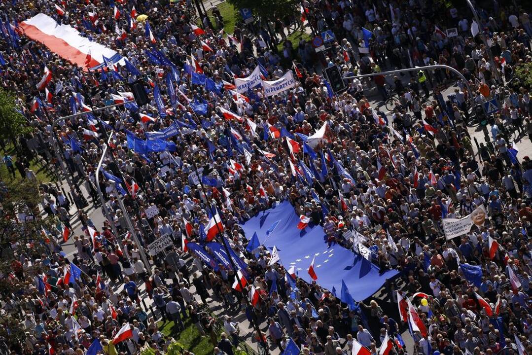 Eitynės Varšuvoje už demokratiją ir ES