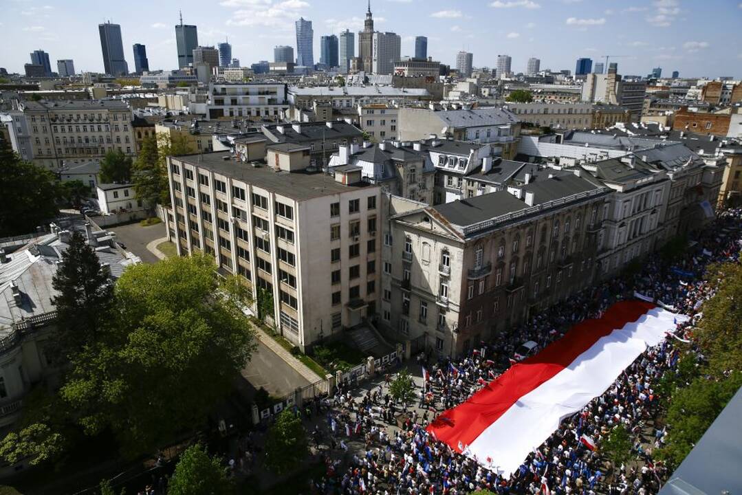 Eitynės Varšuvoje už demokratiją ir ES