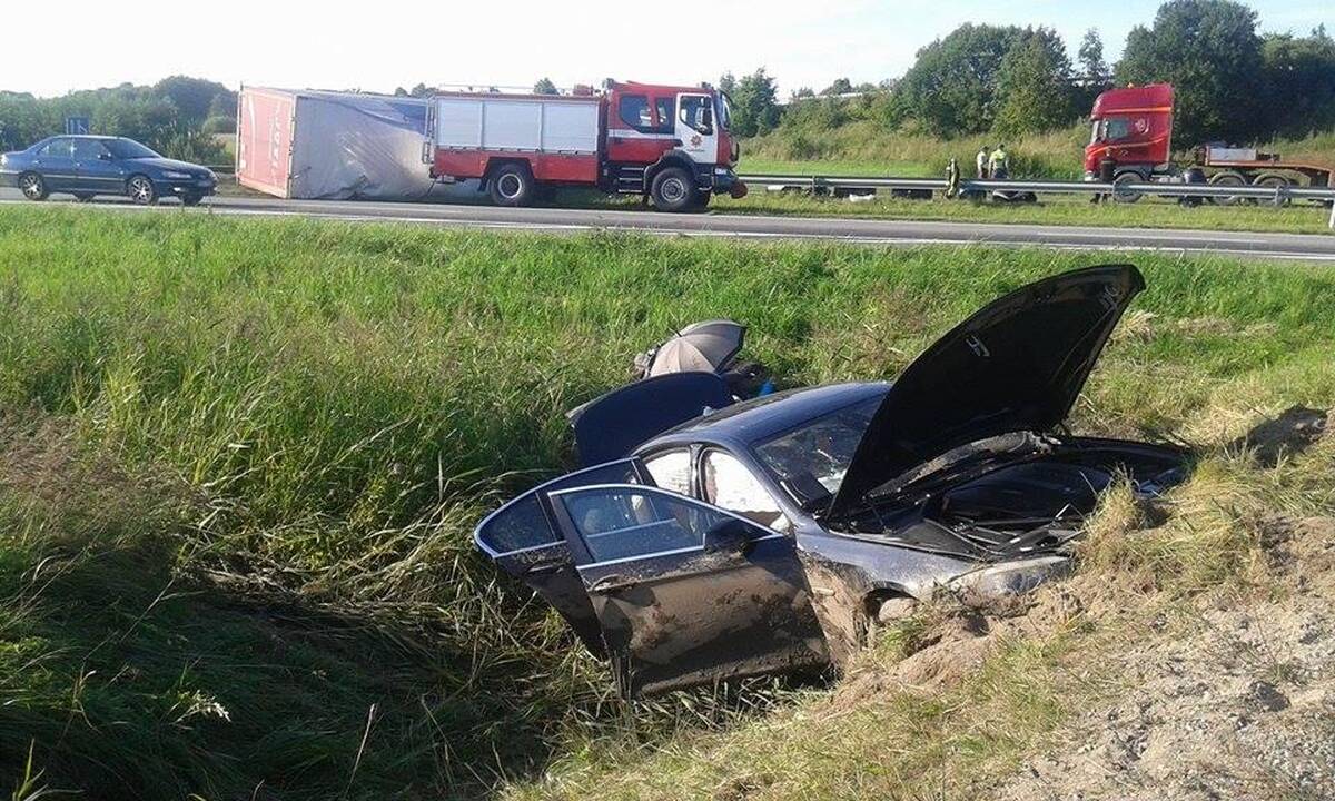 Autostradoje apvirto vilkikas