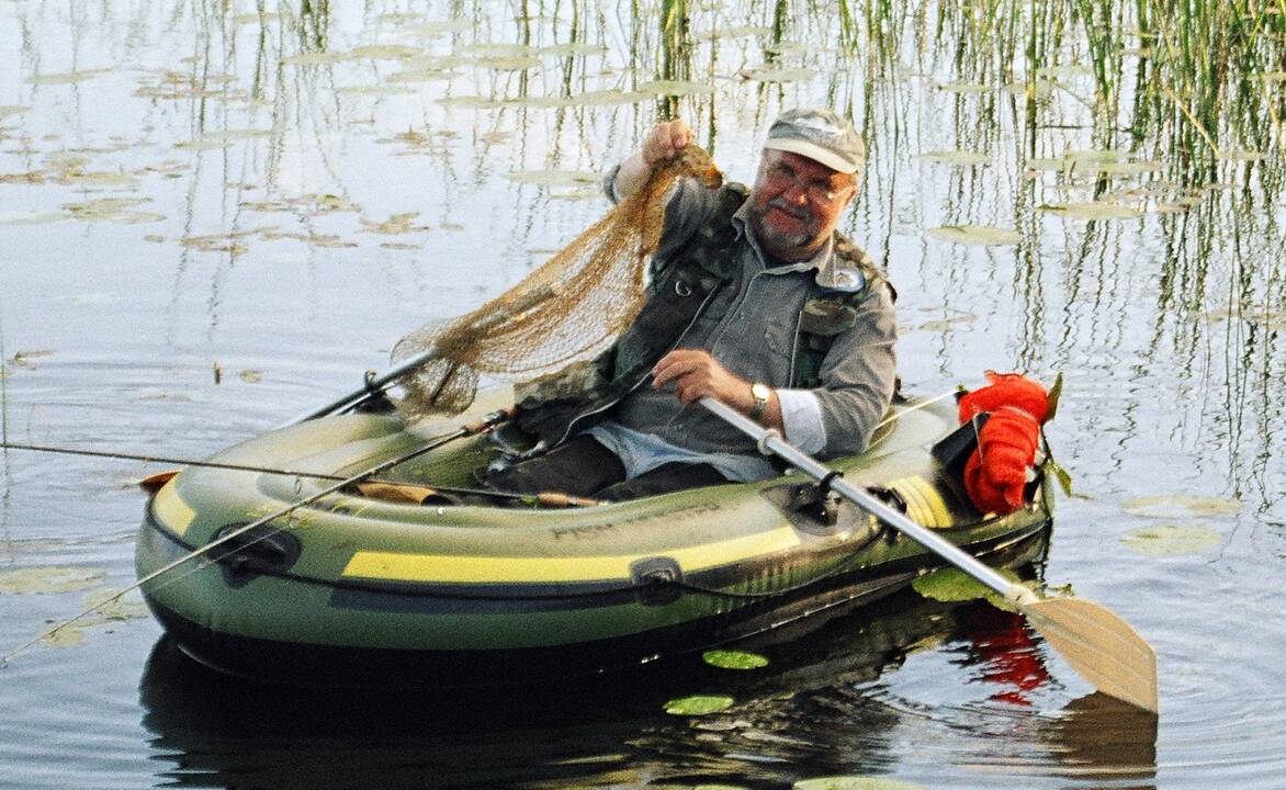 Mirė žymus rašytojas ir žvejys R. Adamonis