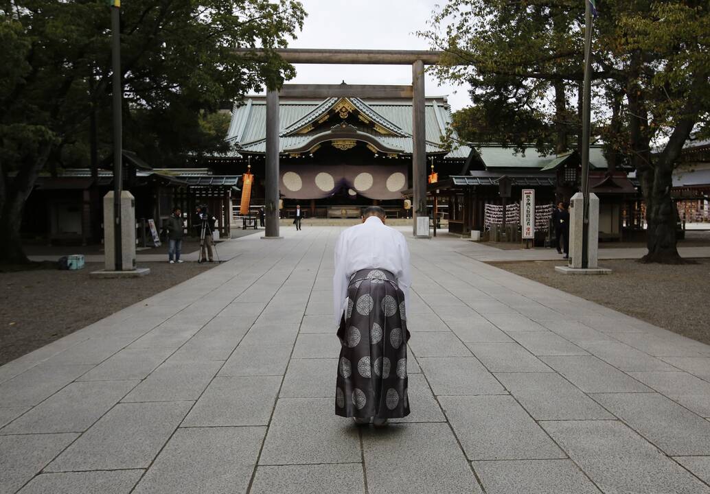 Japonijos ministras apsilankė prieštaringai vertinamoje šventovėje