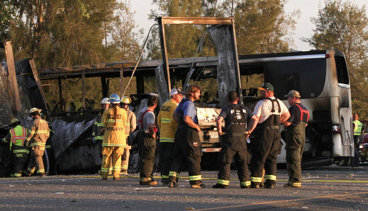 Kalifornijoje vilkikui įsirėžus į moksleivius vežantį autobusą žuvo bent 9 žmonės