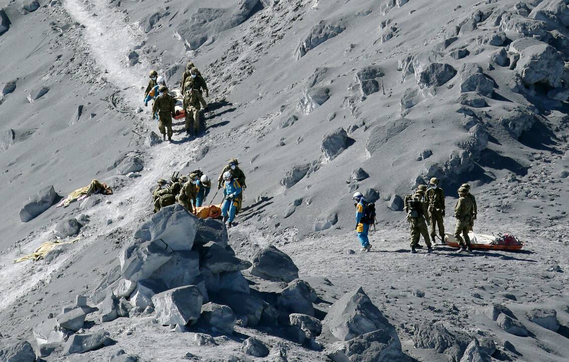 Japonijoje gelbėjimo operacija ant Ontakės ugnikalnio sustabdyta