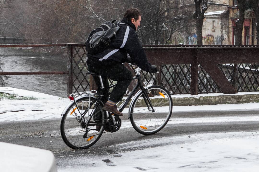 Naktį eismo sąlygas Lietuvoje sunkins plikledis ir sniegas