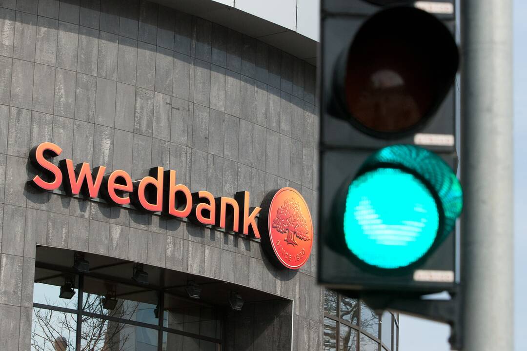 „Swedbank“: pirmąją savaitę bankomatuose išgryninta 62 mln. eurų