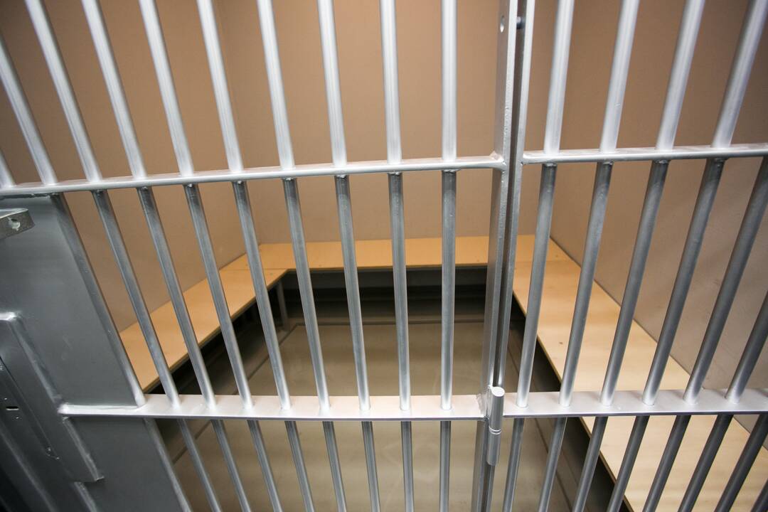 Iš policijos komisariato paspruko vagyste įtariamas vyras