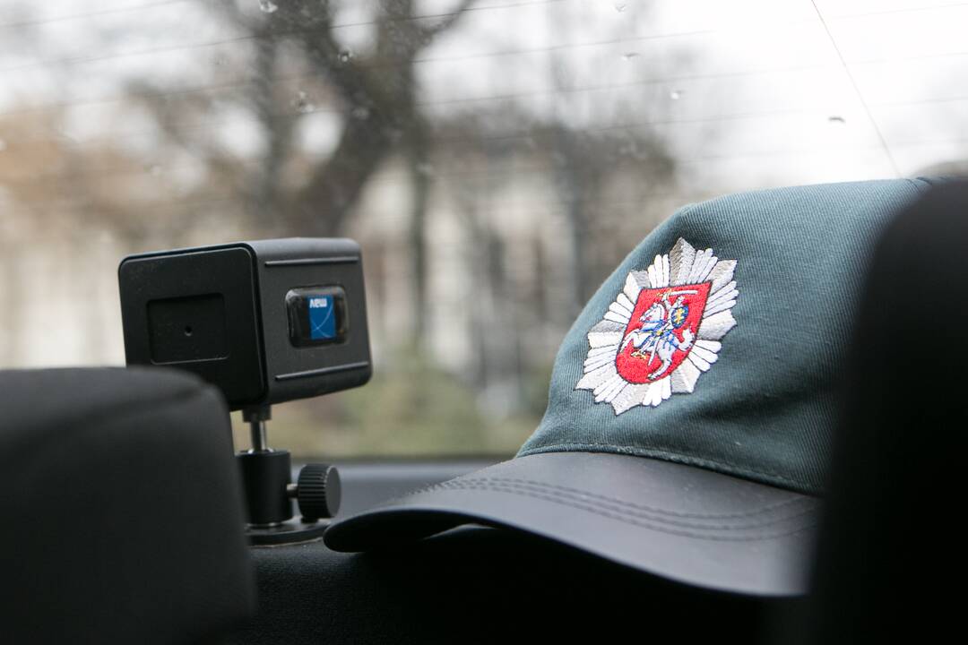 Neblaivaus ir ieškomo vairuotojo draugas bandė papirkti policininkus