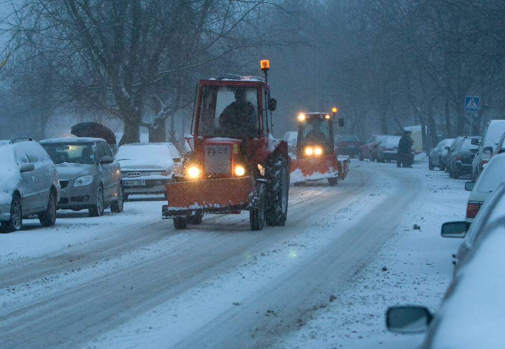 Miškingose vietovėse tebėra apledėjusių kelio ruožų