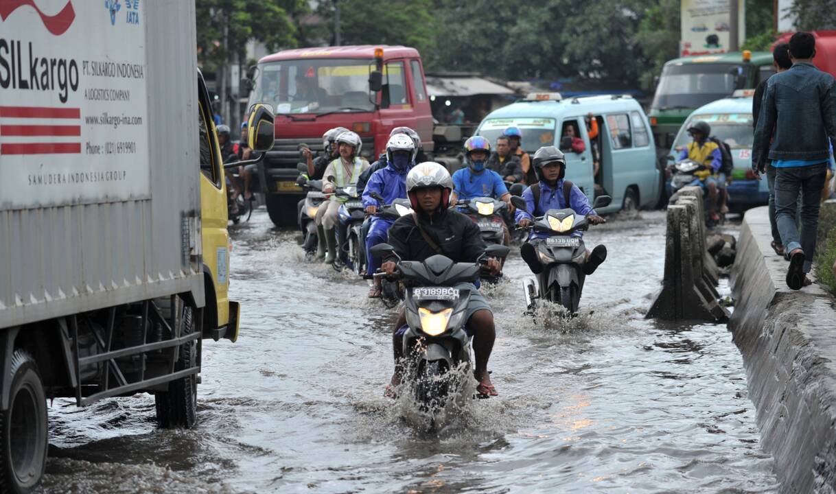 Indonezijoje potvyniai nusinešė 23 gyvybes, tūkstančiai pasitraukė iš namų