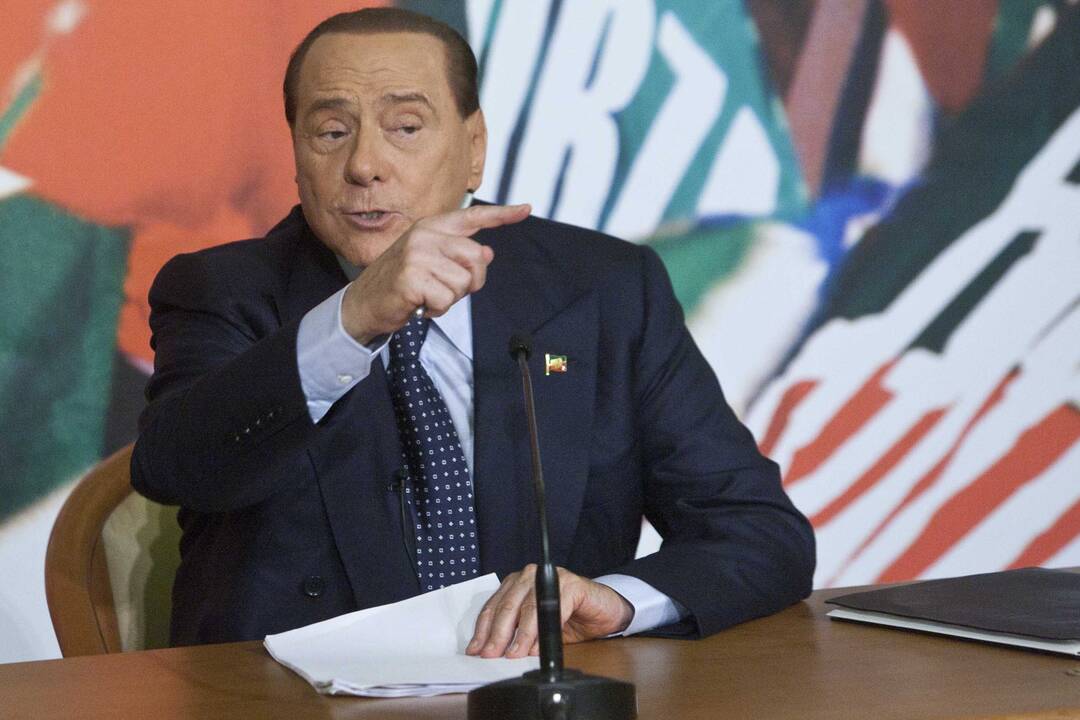 Politologas J. Walstonas: net pašalintas iš parlamento S. Berlusconi nepraras įtakos