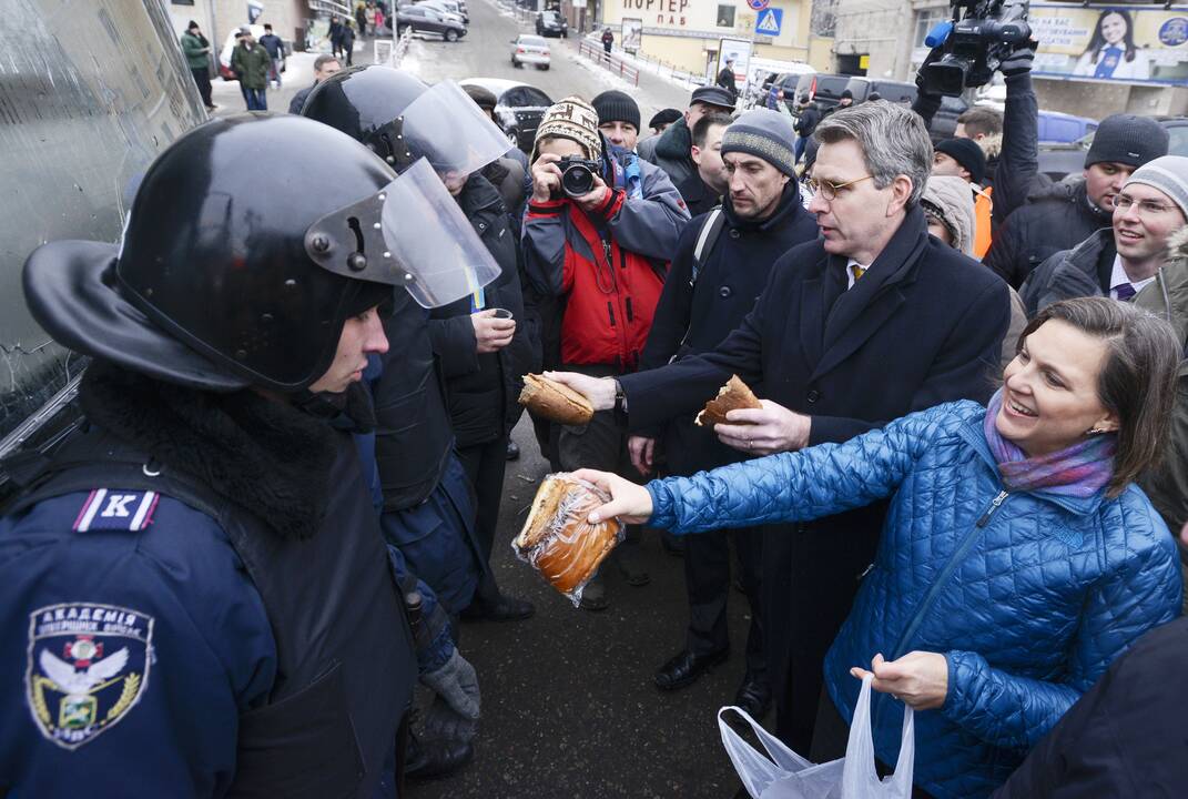 Vaišingoji JAV diplomatė: Ukrainos policijos veiksmai „absoliučiai nepriimtini“