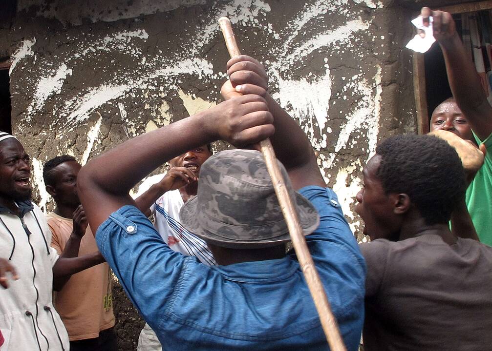 Burundyje protestuotojai sudegino žmogų