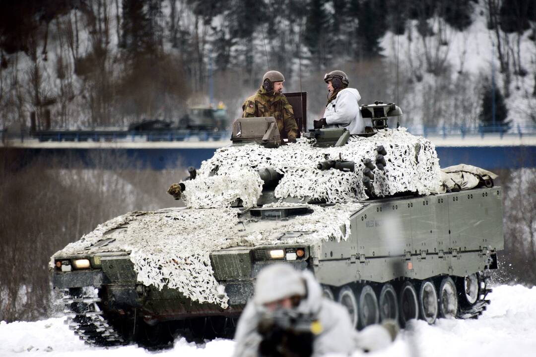 Estiją pasiekė NATO pratybose dalyvausiantys olandų šarvuočiai