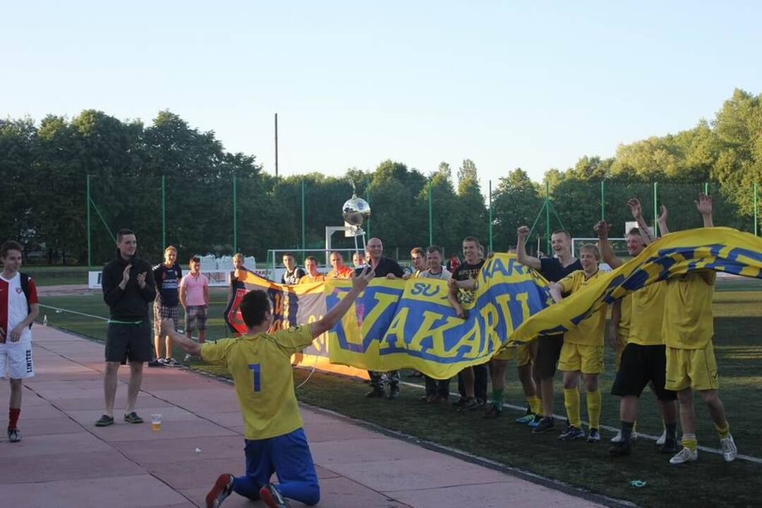 Siekis: prieš metus Lietuvos sirgalių čempionato nugalėtojų taurę iškovoję "Vakarų fronto" žaidėjai stengsis, kad trofėjus liktų Klaipėdoje.