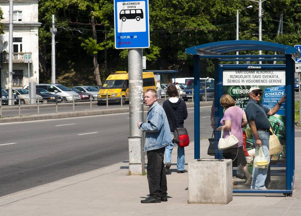 Ant kauniečių galvų lis ir snigs, nes transporto stotelėse nebeliks stoginių?