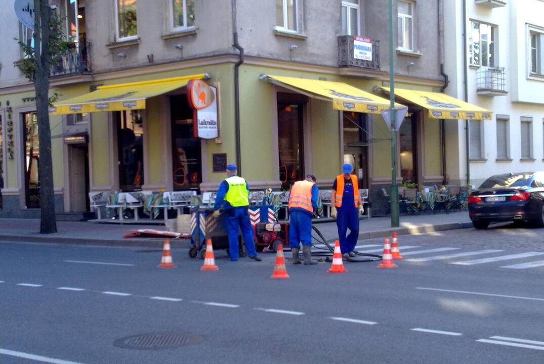 Klaipėdiečius erzina barškantys nuotekų šulinių dangčiai