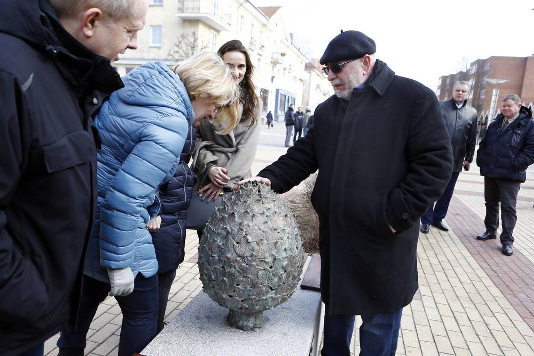 Atidengta "Gyvybės medis" skulptūra