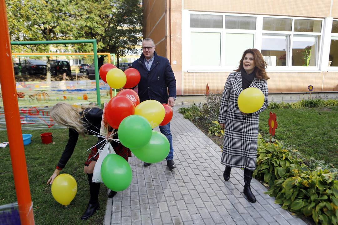 Darželiui "Dobiliukas" padovanotas šiltnamis