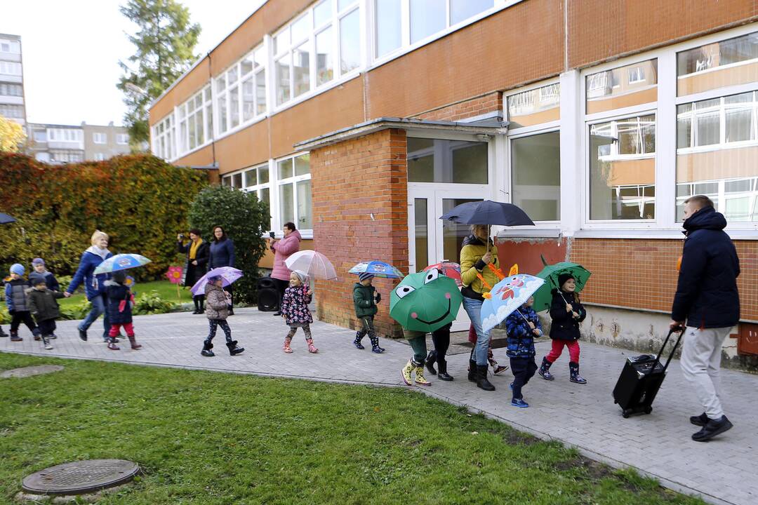 Darželiui "Dobiliukas" padovanotas šiltnamis
