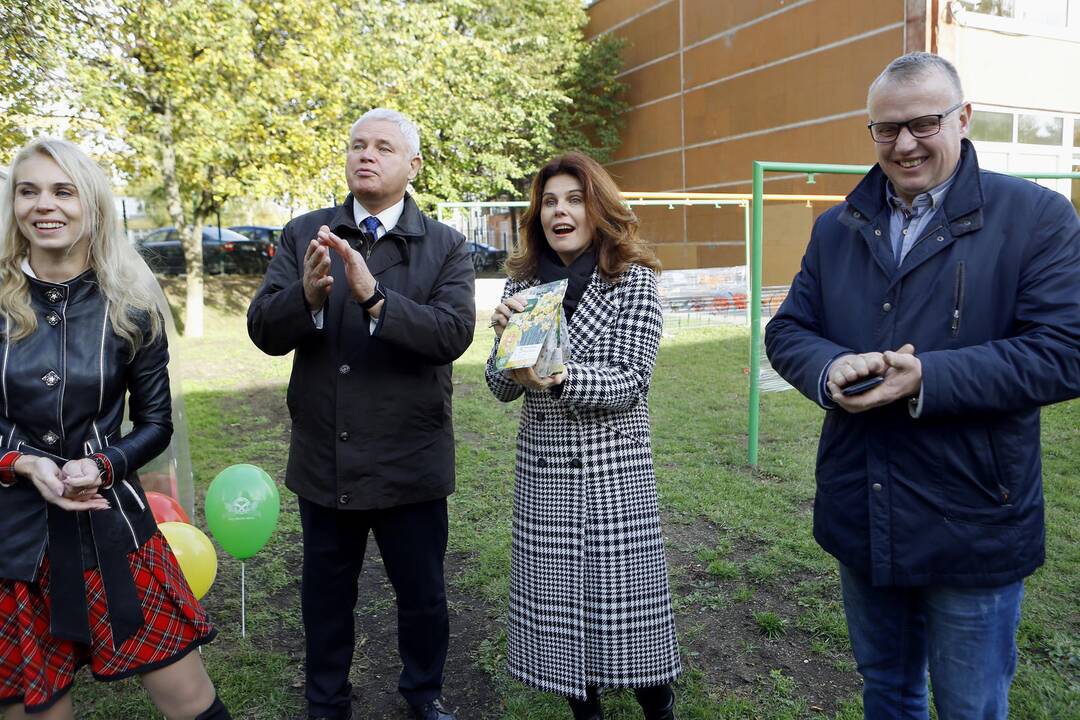 Darželiui "Dobiliukas" padovanotas šiltnamis
