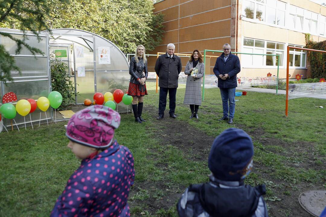Darželiui "Dobiliukas" padovanotas šiltnamis