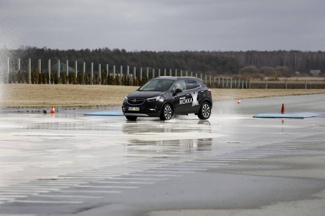 Vairuotojai išbandė savo sugebėjus autodrome