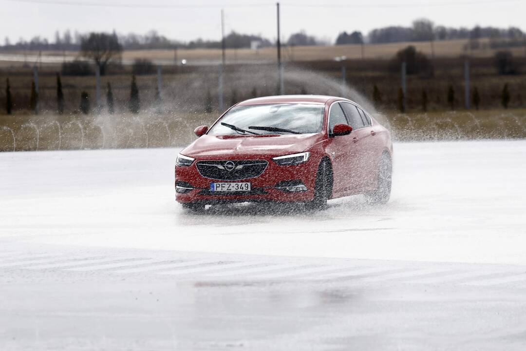 Vairuotojai išbandė savo sugebėjus autodrome