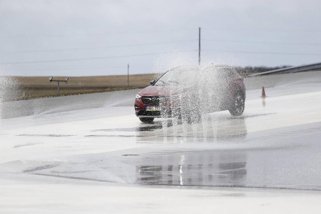 Vairuotojai išbandė savo sugebėjus autodrome