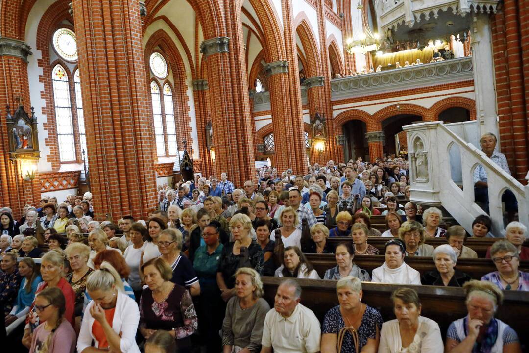 Palangos parapija atsisveikino su kunigu M.Venskumi