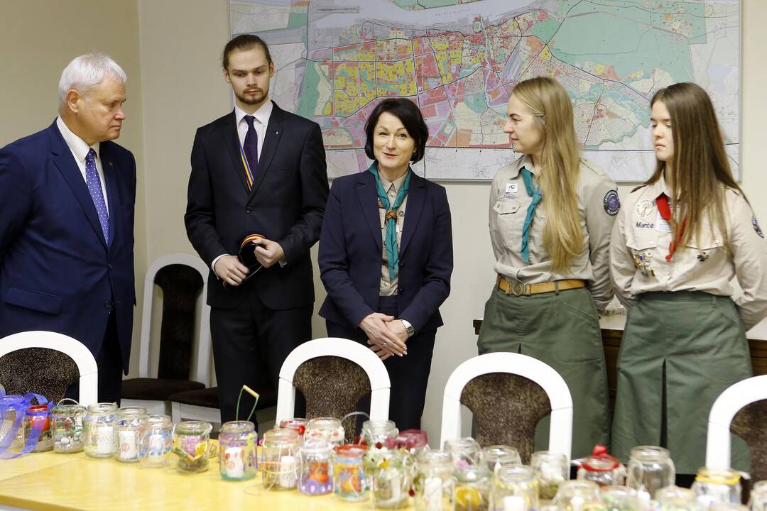 Skautai dovanoja Betliejaus ugnį