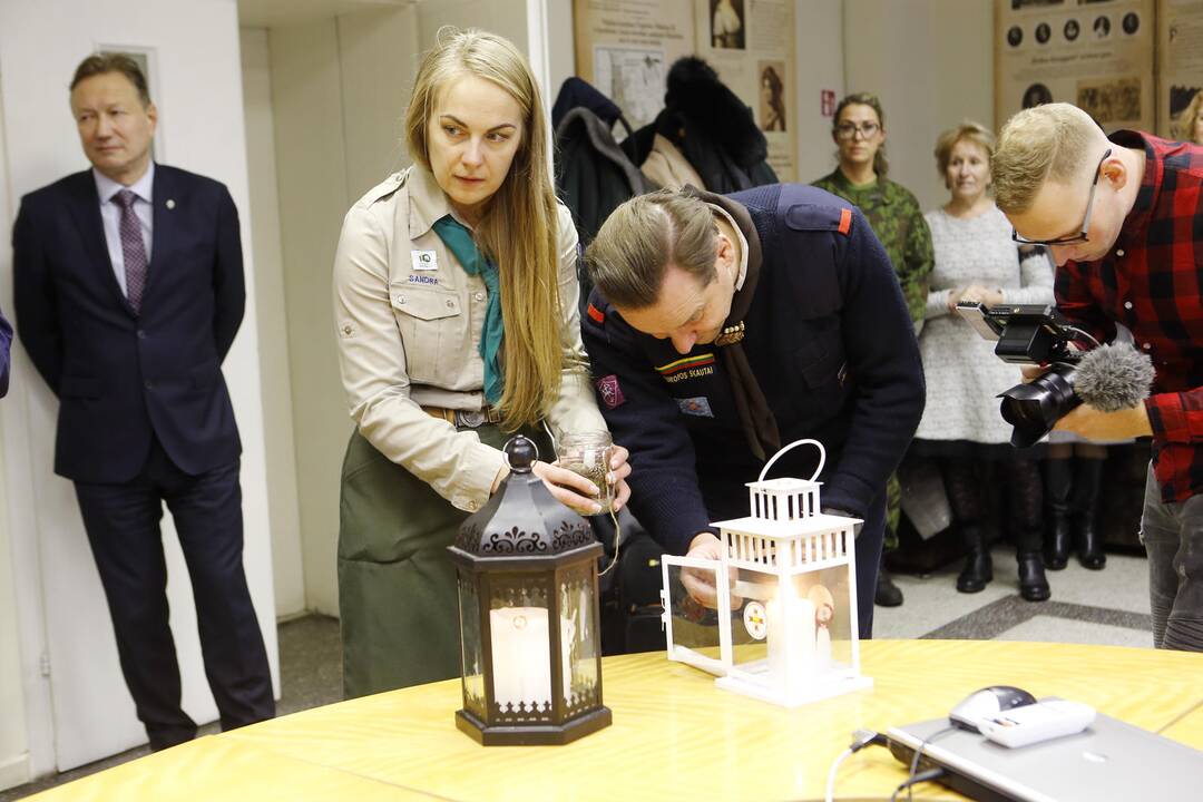 Skautai dovanoja Betliejaus ugnį