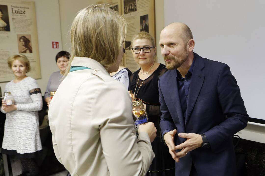 Skautai dovanoja Betliejaus ugnį